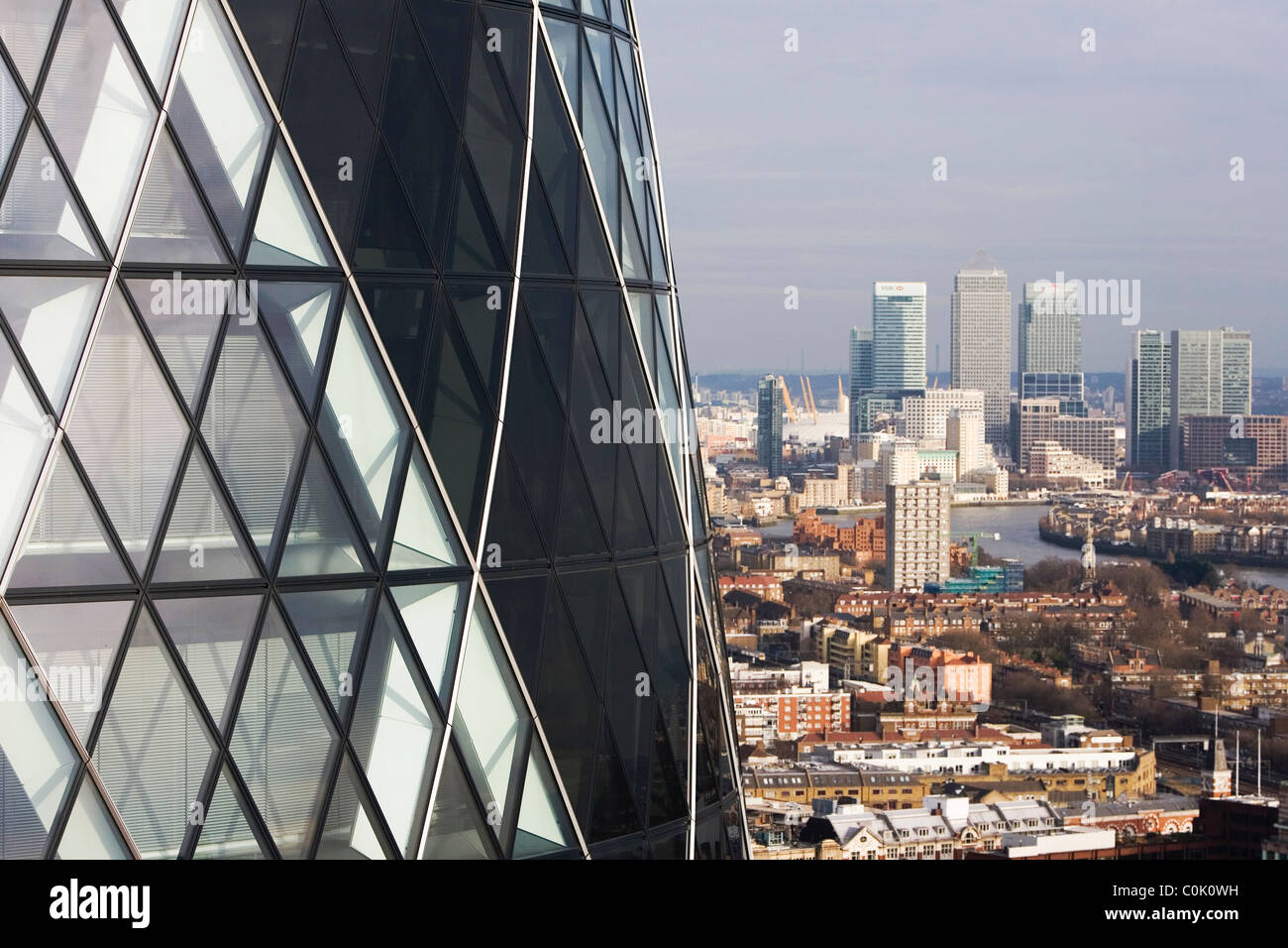 Ansicht von Canary Wharf mit der Gurke oder Swiss Re Gebäude im Vordergrund Stockfoto