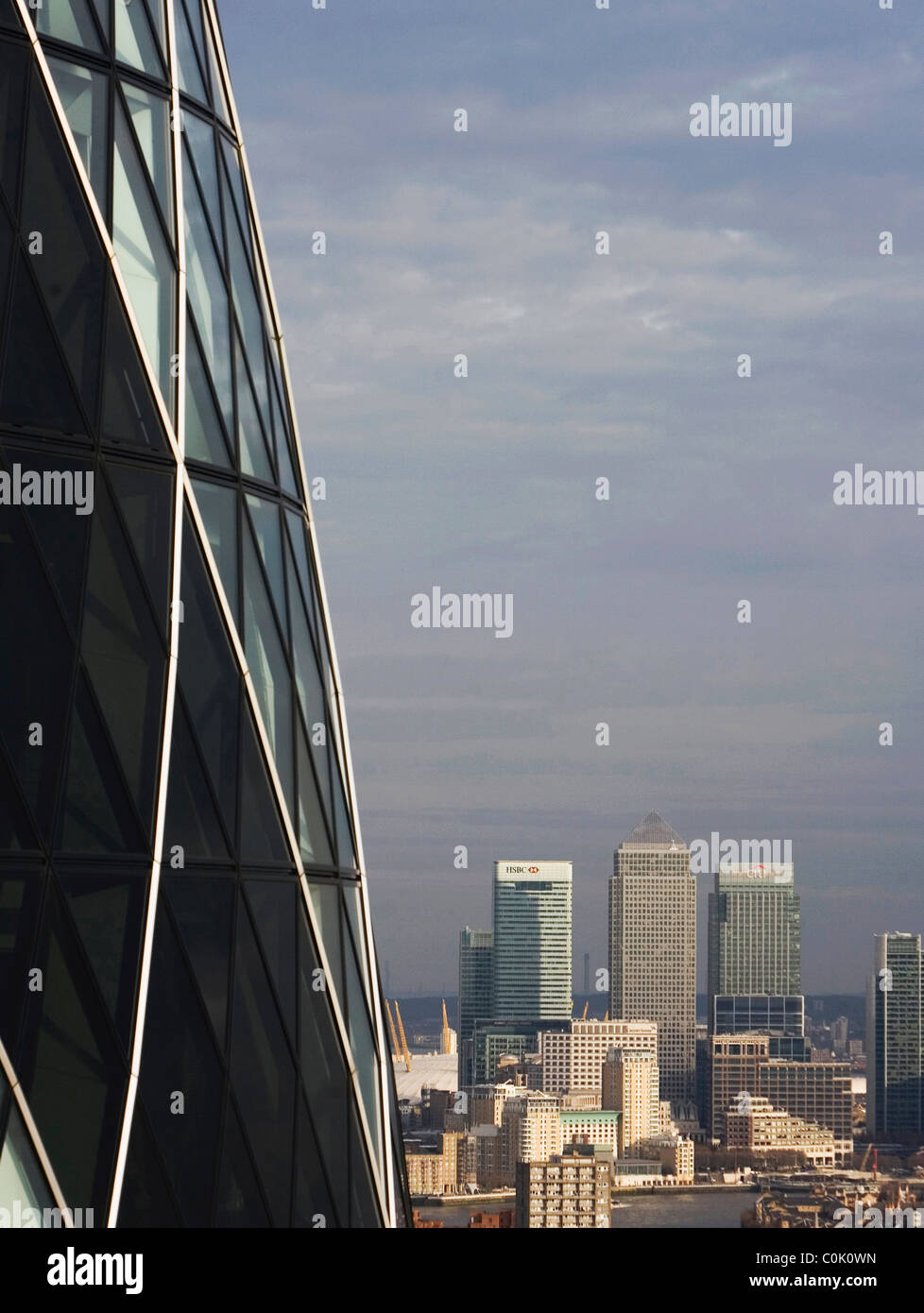 Ansicht von Canary Wharf mit der Gurke oder Swiss Re Gebäude im Vordergrund Stockfoto