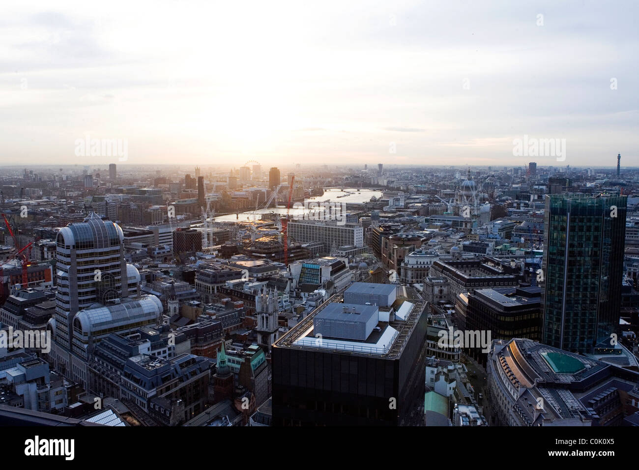 London-Ansicht West in Richtung der Stadt, die Themse und die St. Pauls Kathedrale. Stockfoto