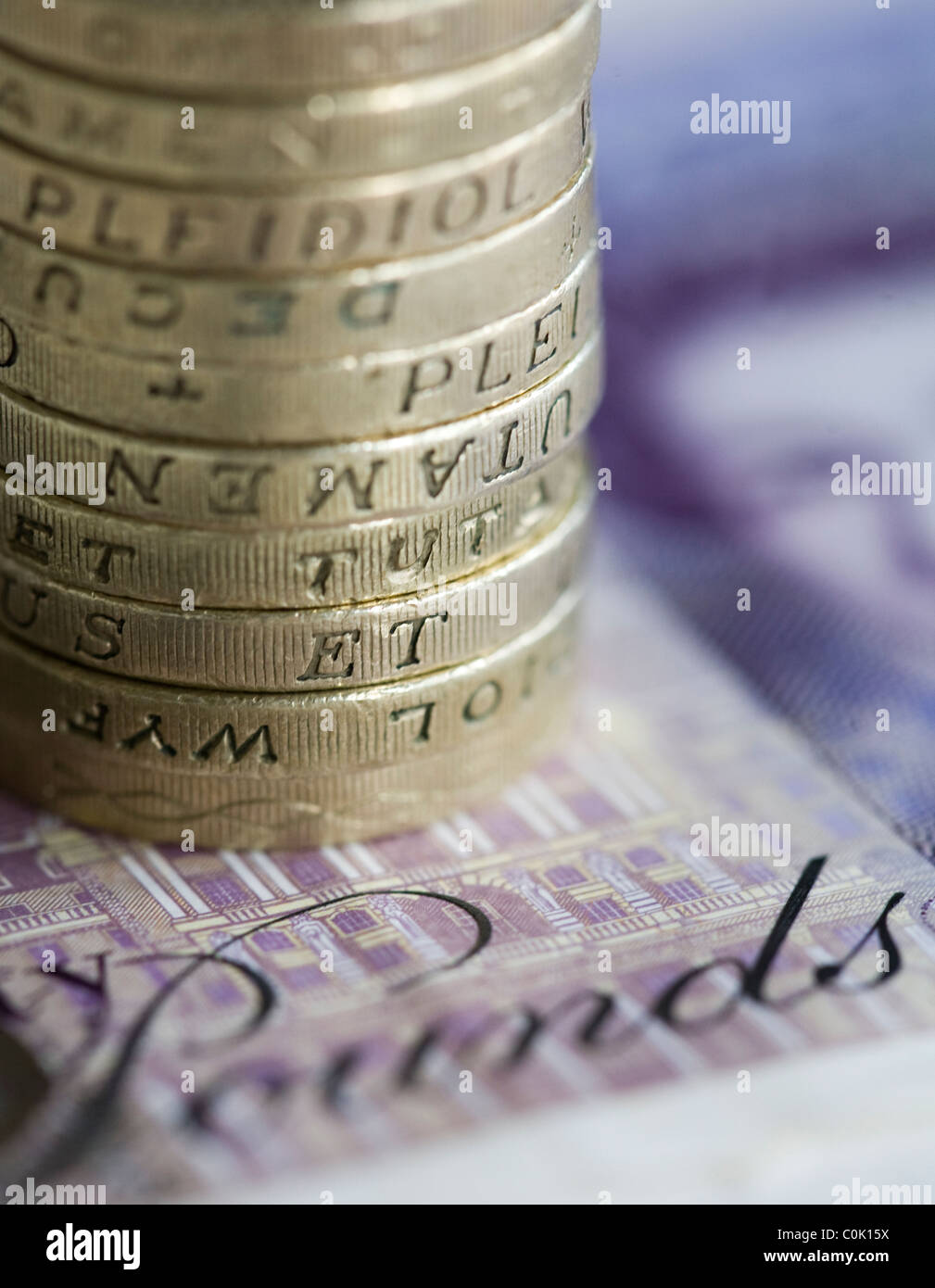 Zwanzig Pfund Sterling-Noten und ein Pfund-Münzen sind für ein Foto einrichten Stockfoto