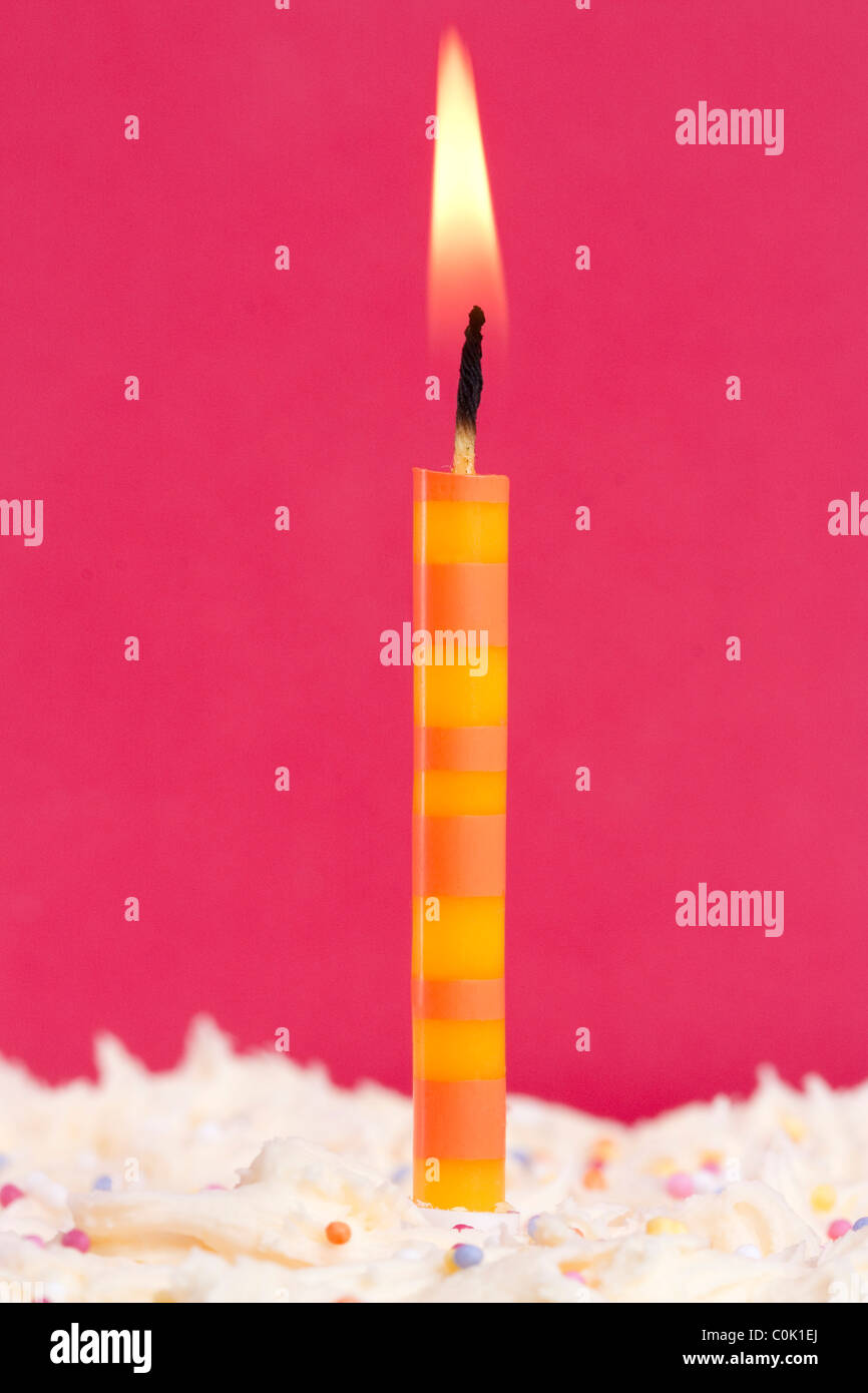eine Kerze auf der Torte könnte bedeuten, ersten Geburtstag Stockfoto