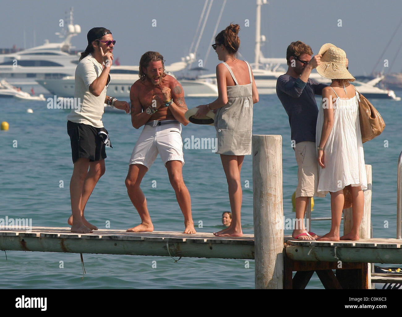 Lapo Elkann mit Freunden am Pampelonne Strand St. Tropez, Frankreich - 27.07.08 Stockfoto
