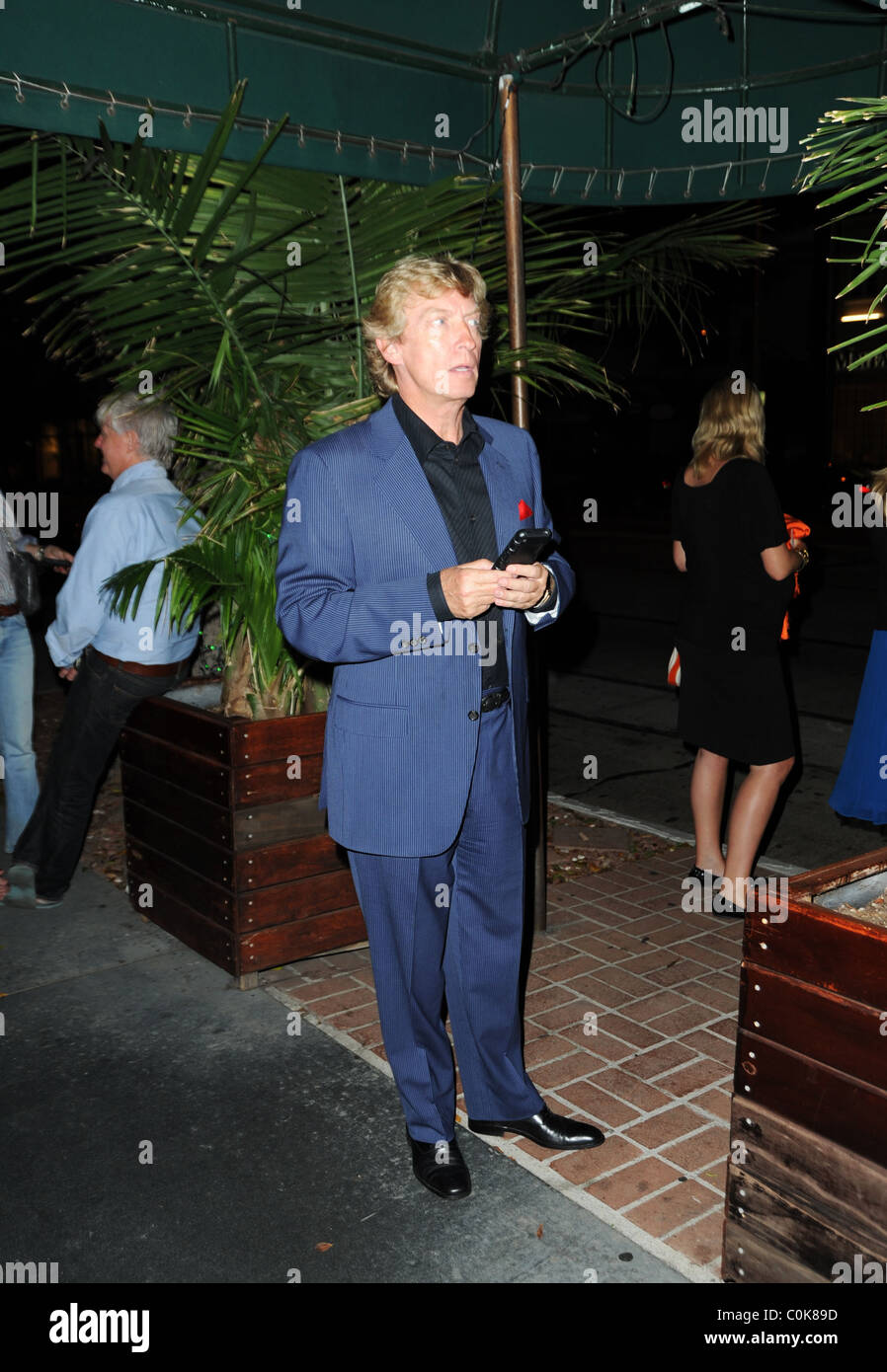 Nigel Lythgoe, ein Richter auf Fox TV Reality show "So Sie Think You Can Dance" außerhalb Madeo Restaurant Los Angeles, Kalifornien Stockfoto