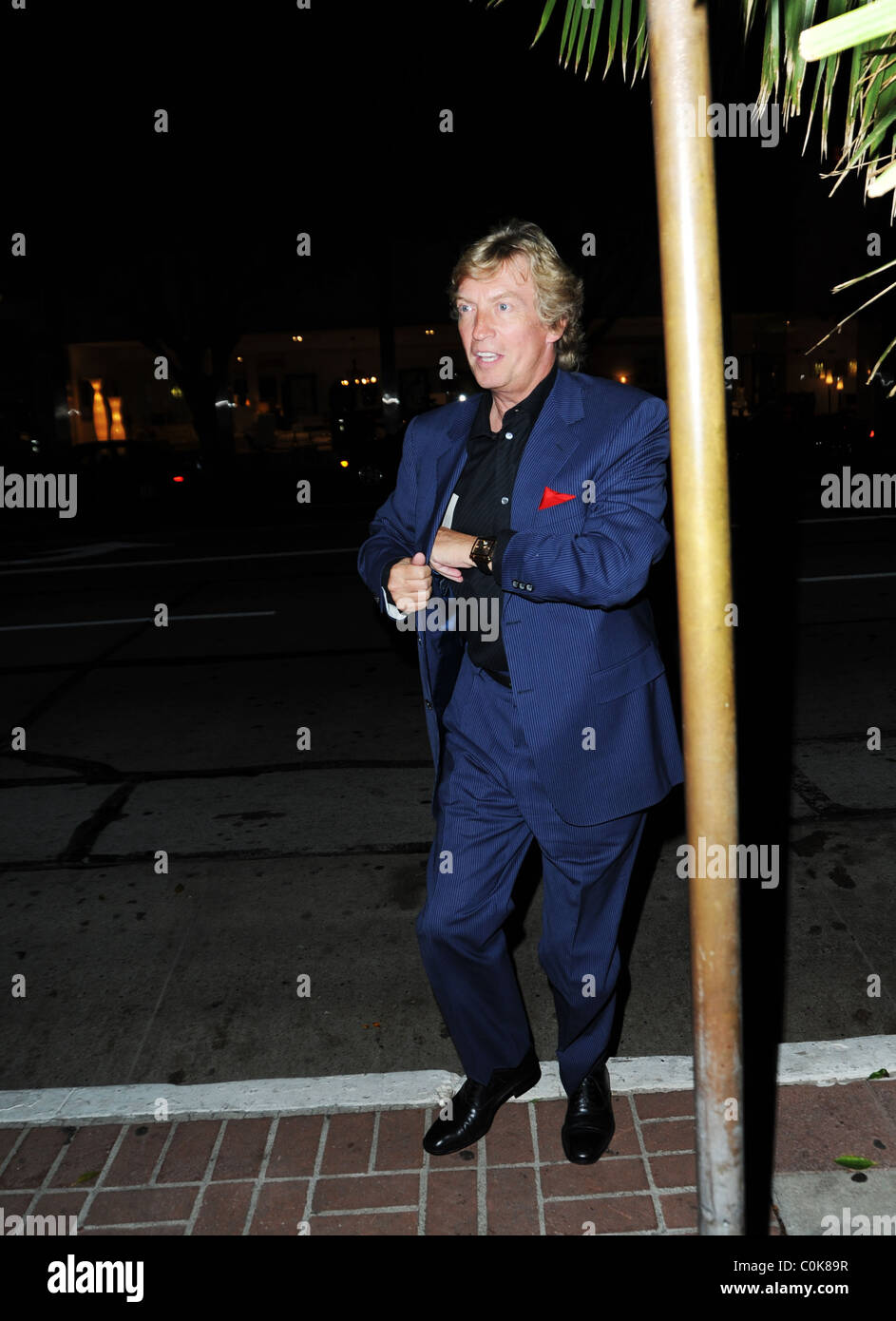 Nigel Lythgoe, ein Richter auf Fox TV Reality show "So Sie Think You Can Dance" außerhalb Madeo Restaurant Los Angeles, Kalifornien Stockfoto