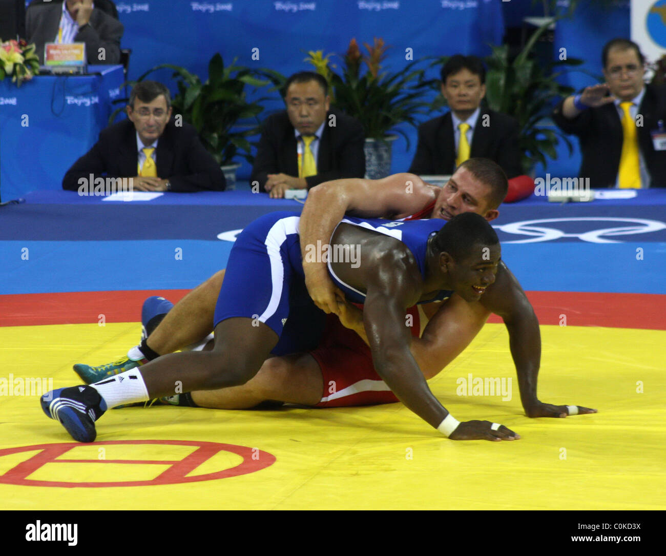 Mijain Lopez (blau) ringt mit Chassan Baroev(red). Kubas Mijain Lopez  schlägt Russlands Khasan Baroev um die Männer zu gewinnen Stockfotografie -  Alamy