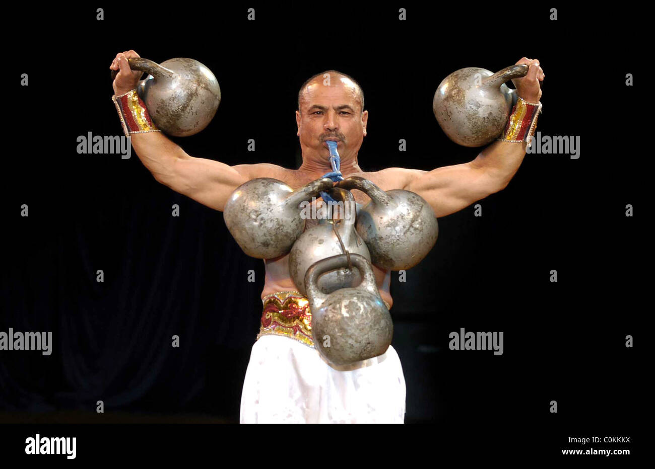 Strong Man Circus Stockfotos Und Bilder Kaufen Alamy Strong Man Circus Stockfotos Und Bilder Kaufen Alamy