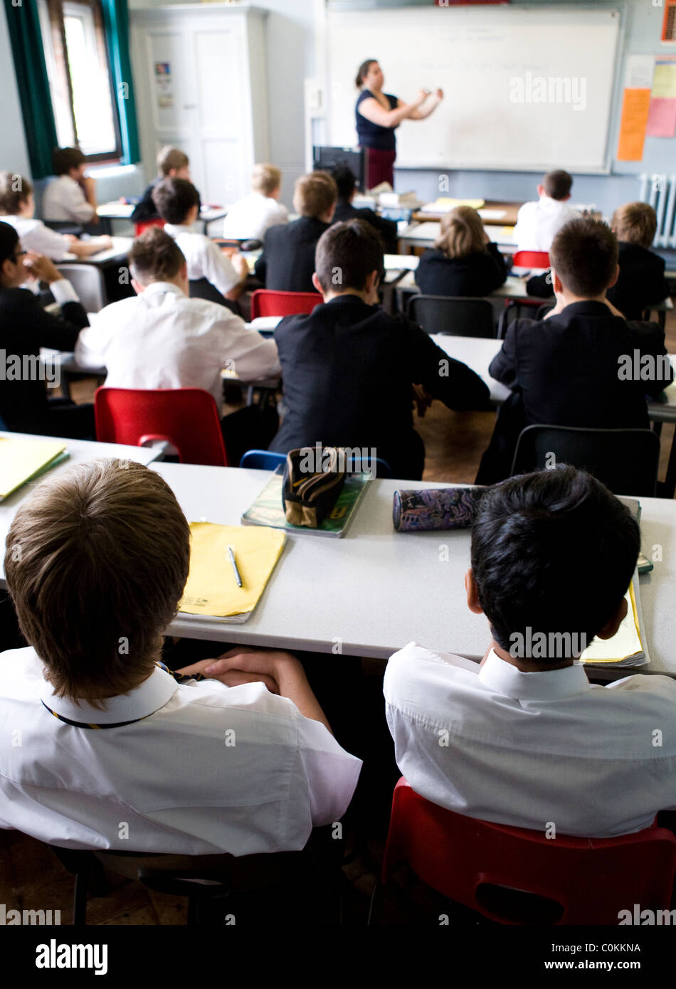 Schüler hören zu einem Lehrer in Maidstone Grammatik-Schule in Maidstone, Kent, Großbritannien Stockfoto