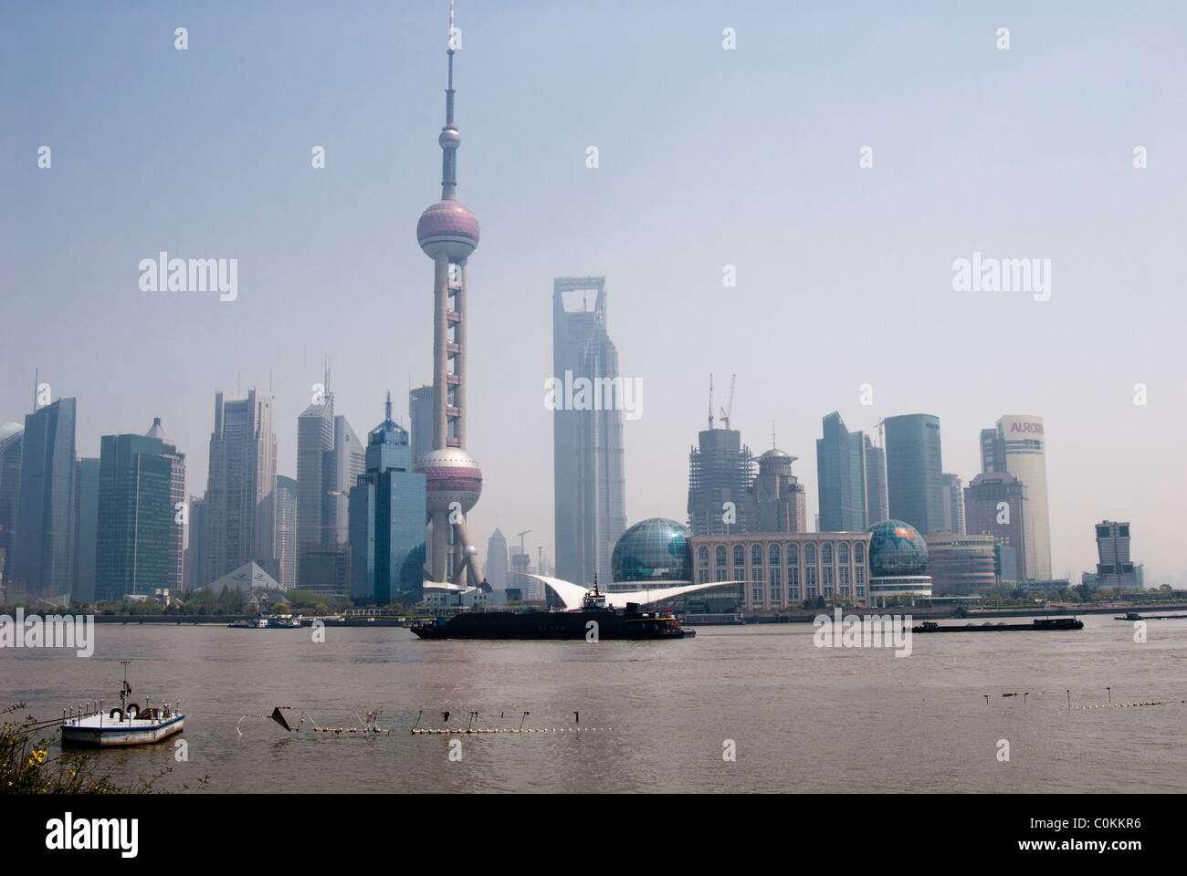 Shanghai-Shanghai-Hafen mit dem Oriental Pearl TV Tower im Vordergrund und das World Finance Center im Bau, Stockfoto