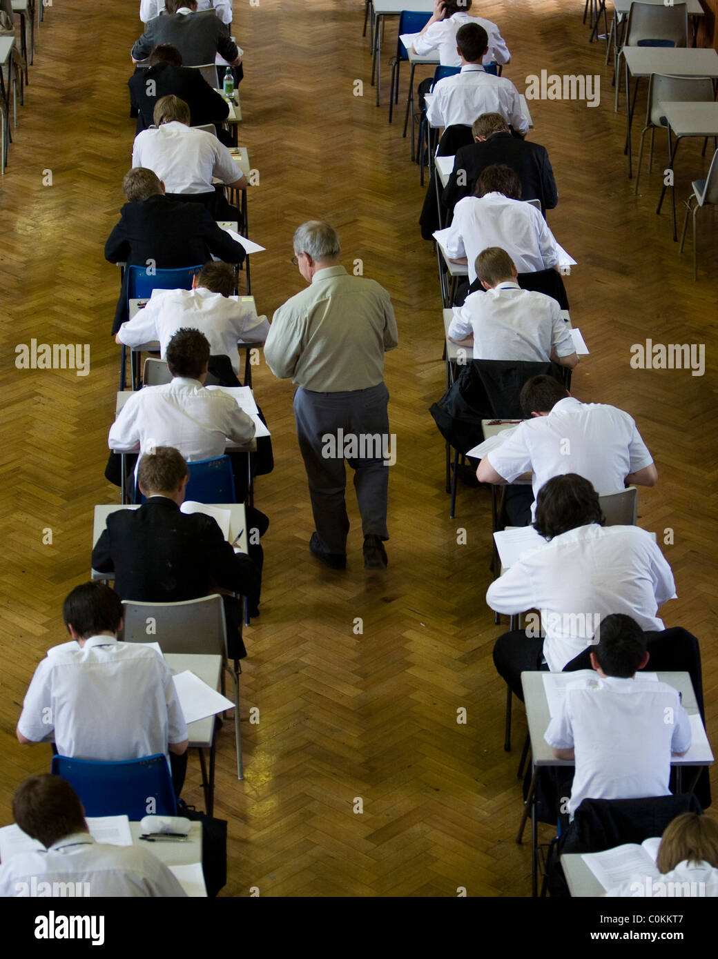 Schülerinnen und Schüler füllen eine Prüfungssaal um ein GCSE Prüfung an Maidstone Grammatik-Schule in Maidstone, Kent, Großbritannien Stockfoto