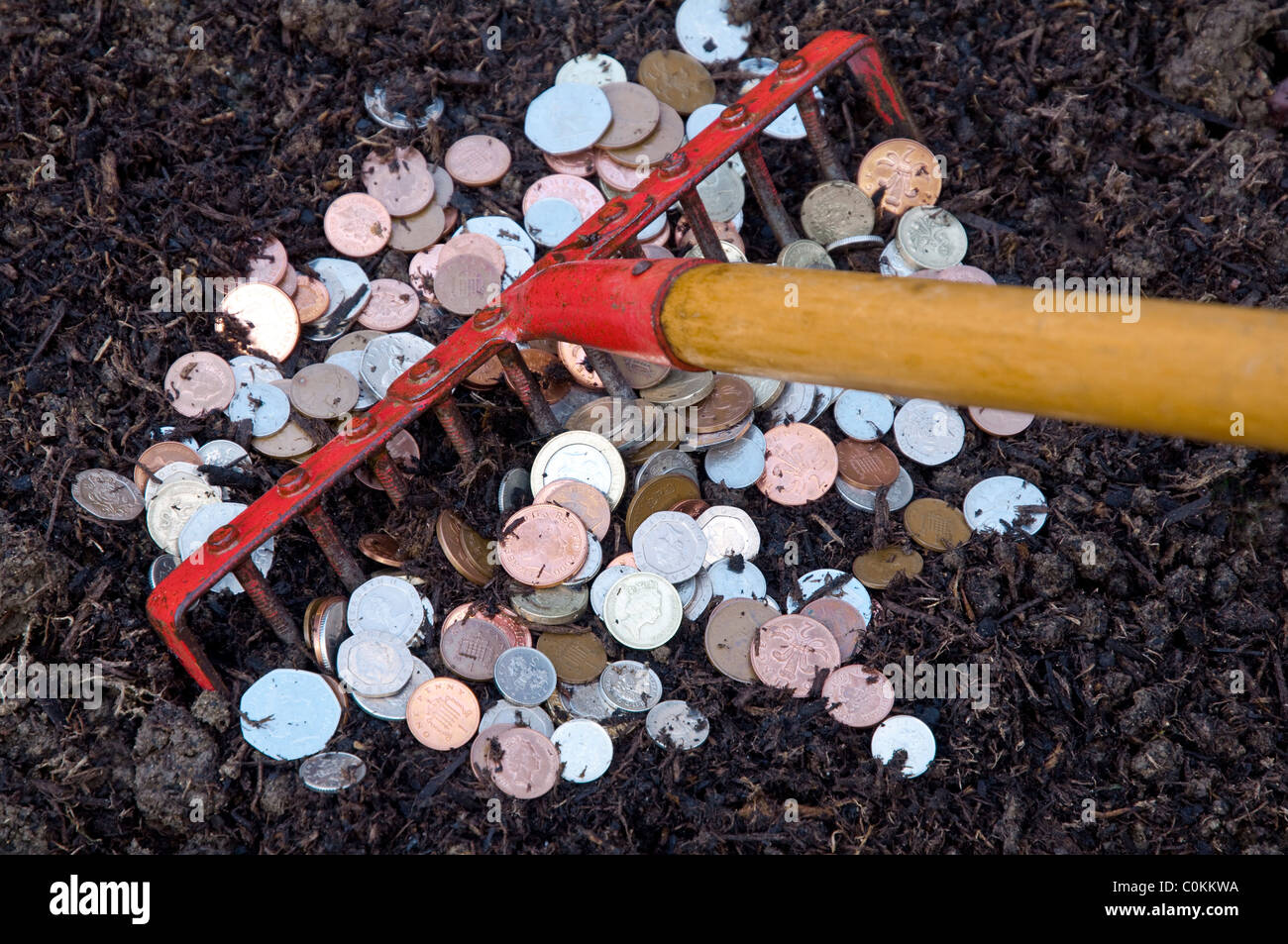 Rechen in das Geld. (GB-Pfund-Münzen) Stockfoto