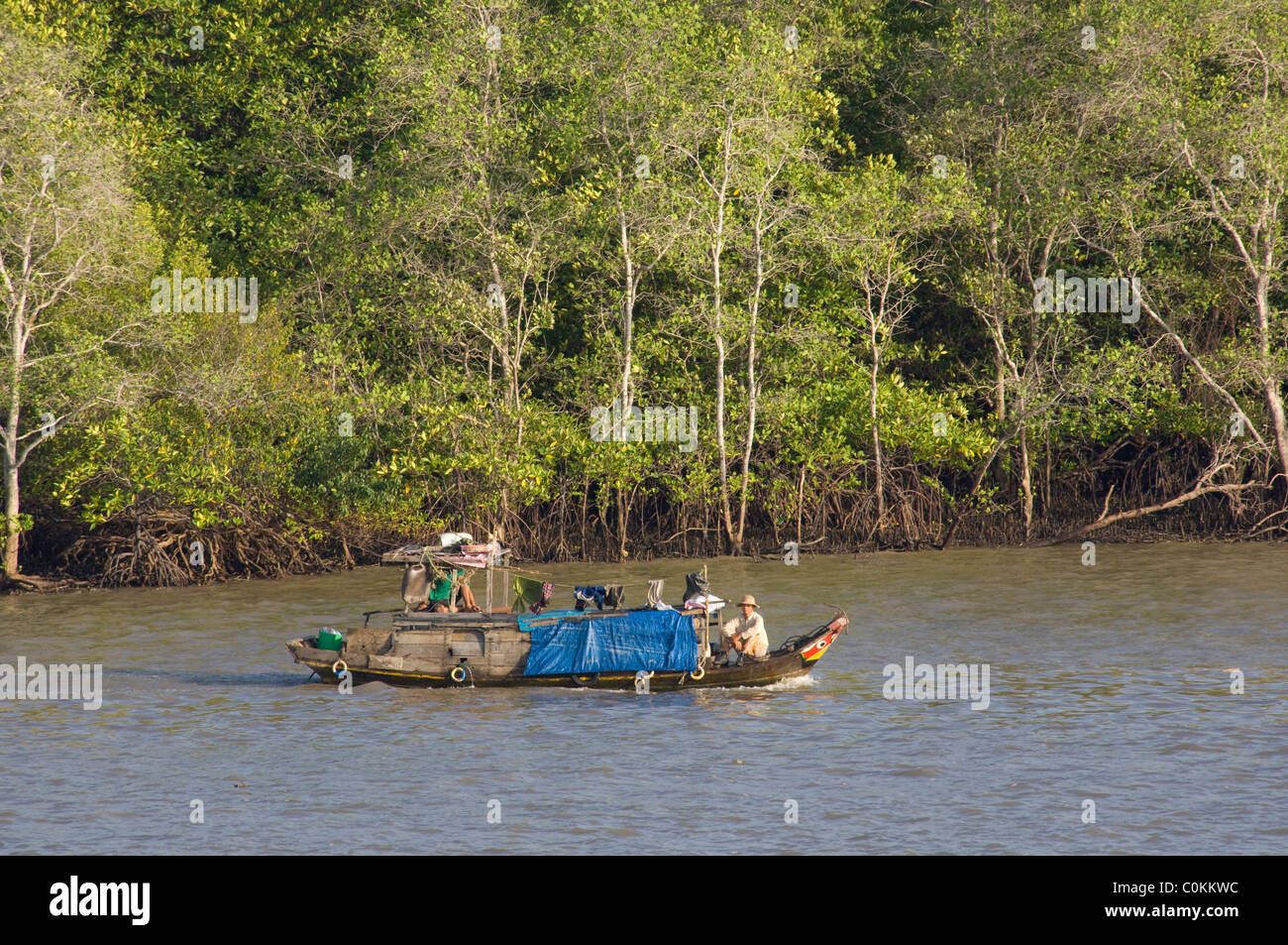 Asien, Vietnam, Ho-Chi-Minh-Stadt (aka Saigon). Blick auf den Saigon River von typischen Fischer Hausboot. Stockfoto