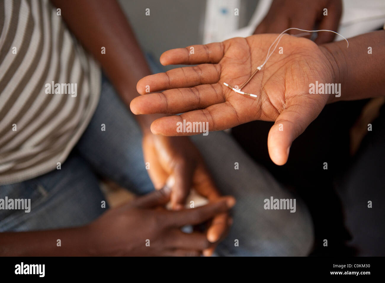 Eine Hebamme spricht über ein Intrauterinpessar mit einem Patienten in einer Klinik der reproduktiven Gesundheit in Yaounde, Kamerun, Westafrika. Stockfoto