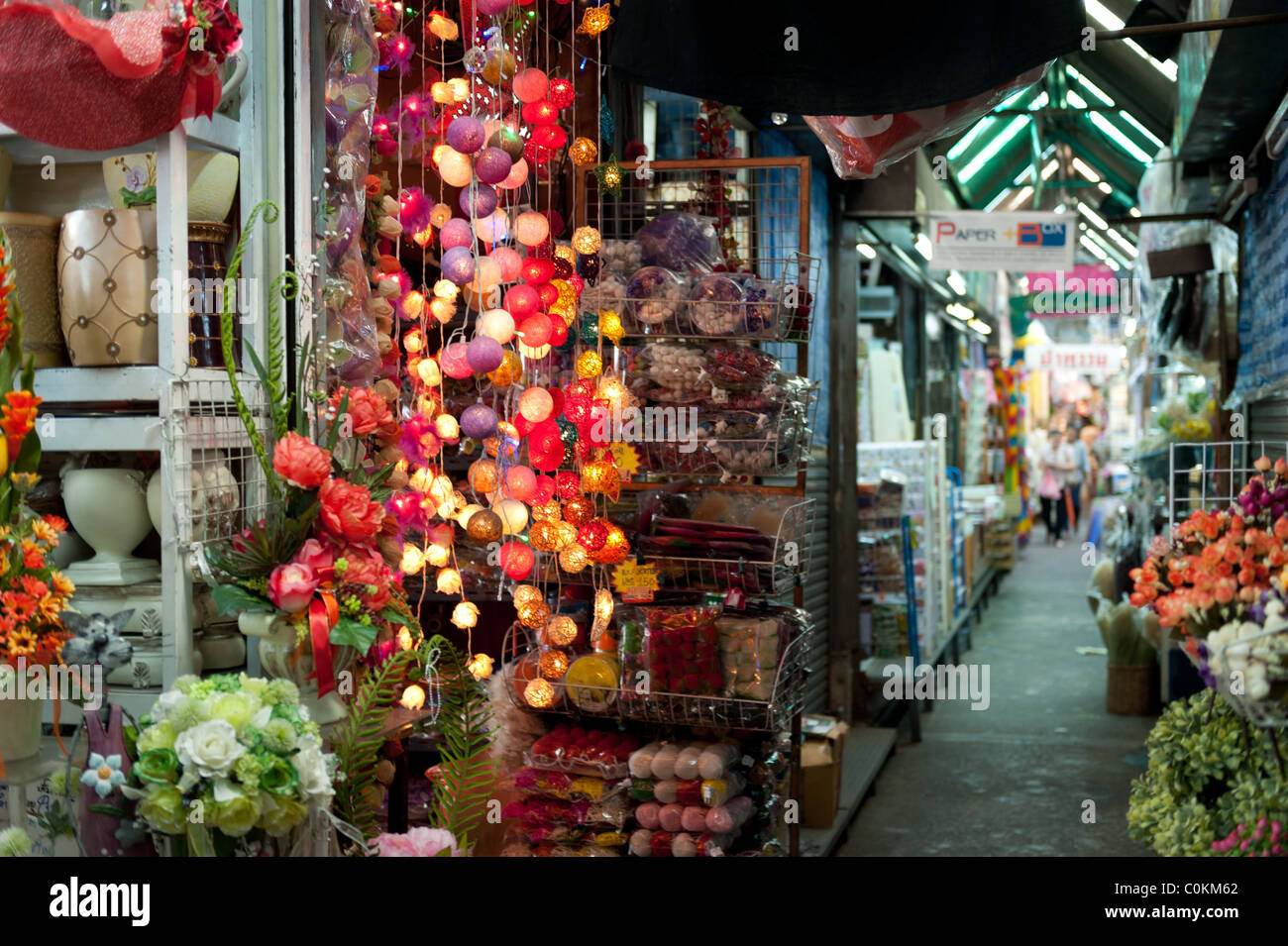 Der Chatuchak Weekend Market ist der größte in Bangkok, über ein Labyrinth von Gassen. Stockfoto