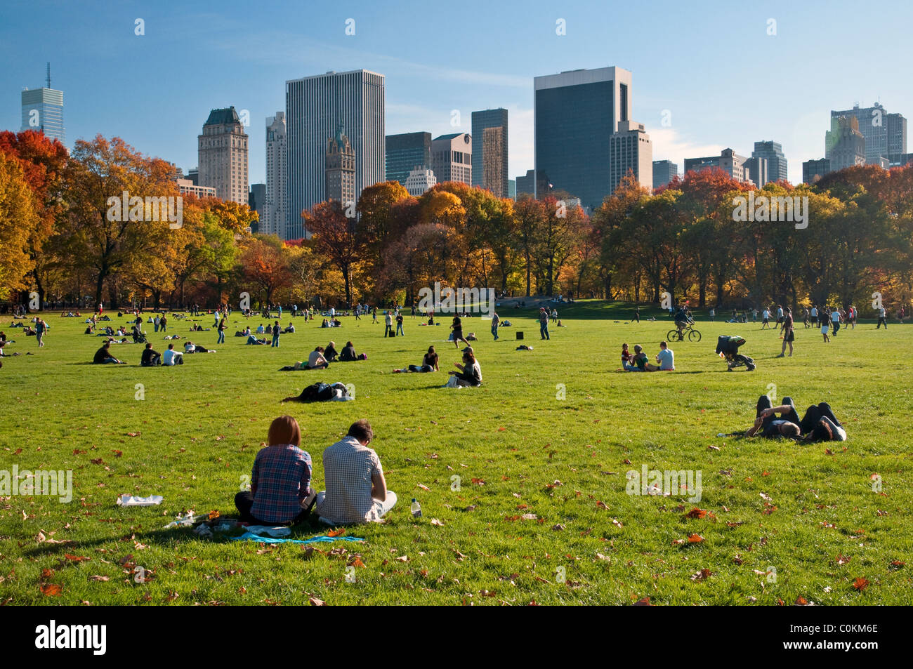 Menschen, die genießen Sheep Meadow im Central Park in New York City - November 2010 Stockfoto