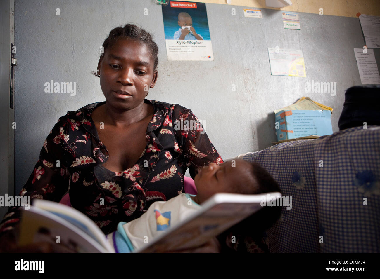 Eine Frau liest über Informationsmaterial über Geburtenkontrolle in einer Klinik der reproduktiven Gesundheit in Yaounde, Kamerun, Westafrika. Stockfoto