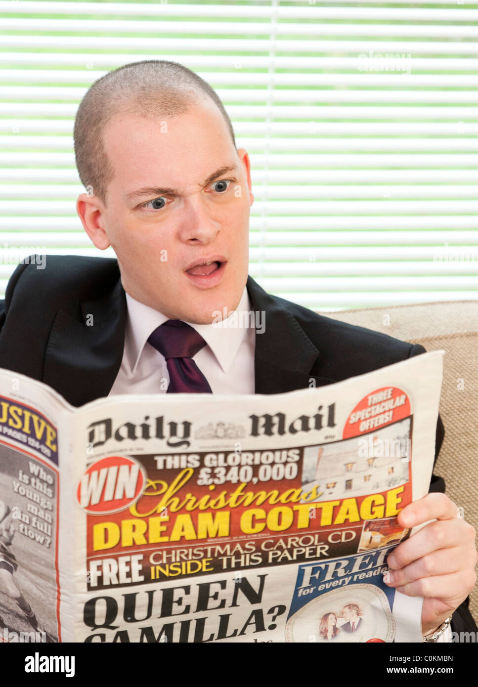Mann liest Zeitung Daily Mail Stockfoto