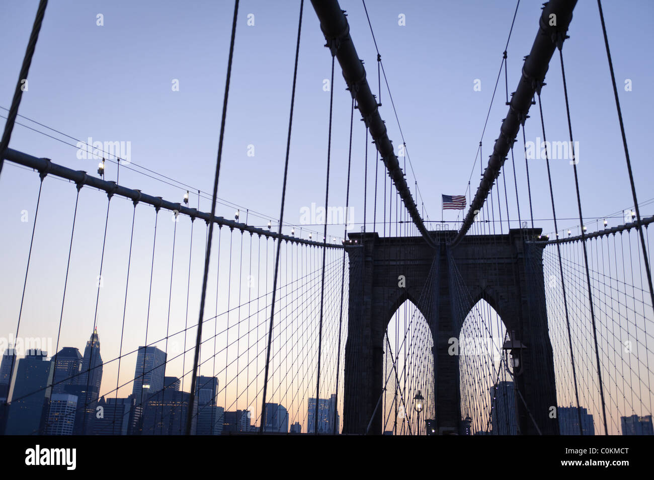 Brooklyn Brücke von Manhattan, New York City in der Dämmerung. Stockfoto