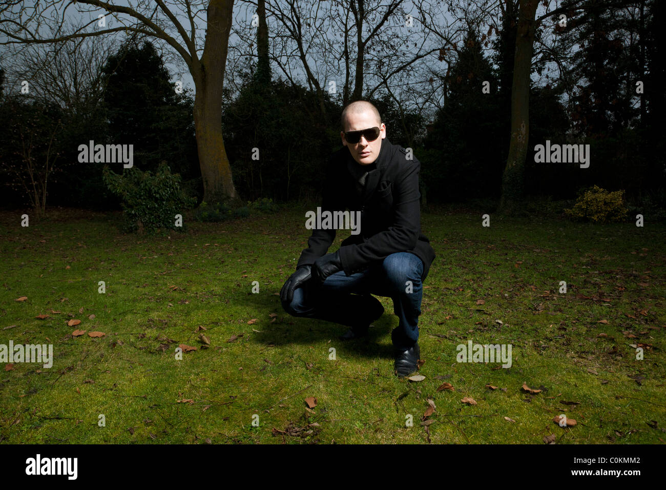 junger Mann im Freien in der Dämmerung Stockfoto