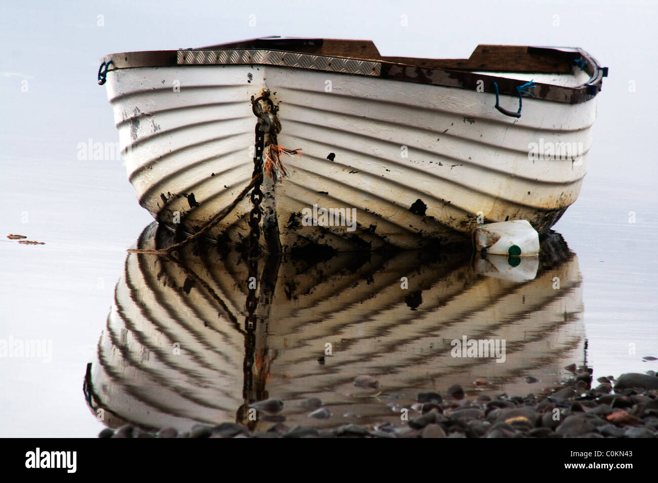 Ruderboot & Reflexionen Stockfoto