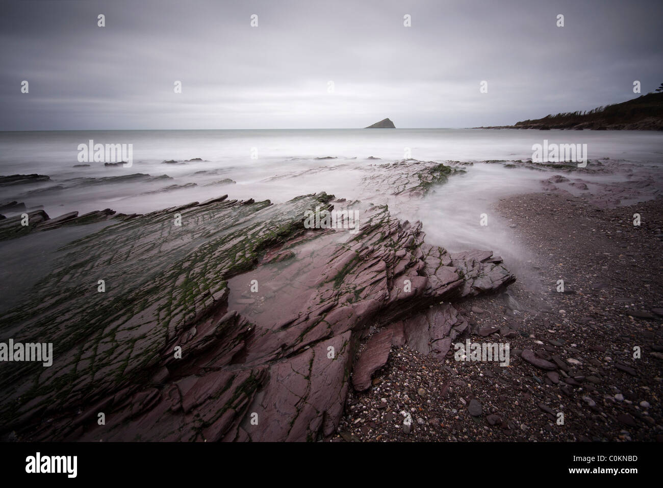 Langzeitbelichtung zeigt die Unschärfe von bewegten Wellen am Strand Wembury Stockfoto