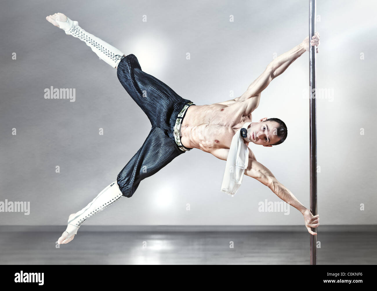 Junge starke Pole-Dance-Mann. Stockfoto