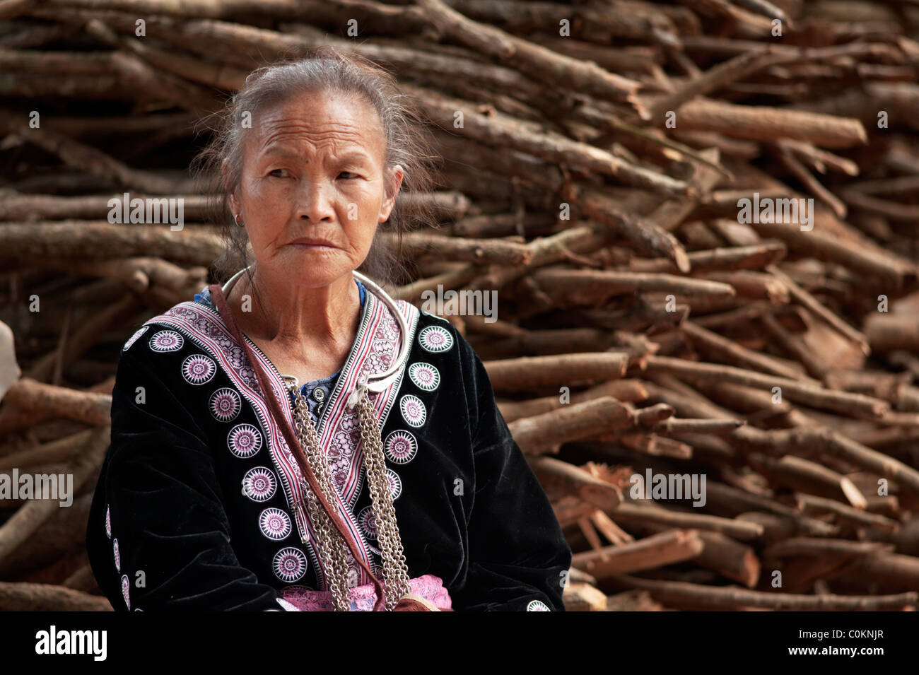 Senior Homng Hügel Stamm Frau in Tracht auf einem Neujahr Festival im Hung Saew Village, Chiang Mai, Thailand. Stockfoto