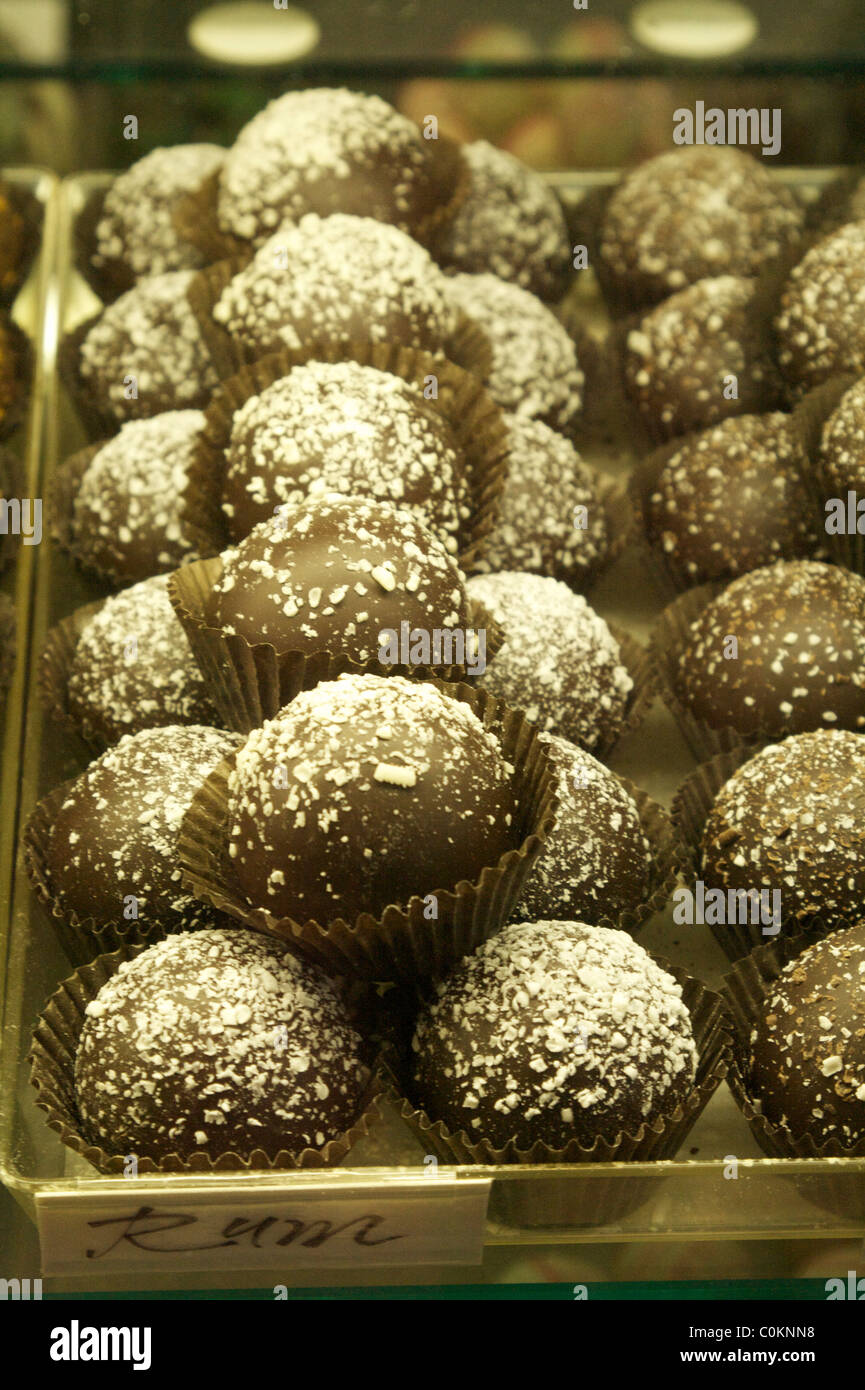 Rum die Cake Pops in einem Süßwarengeschäft. Stockfoto