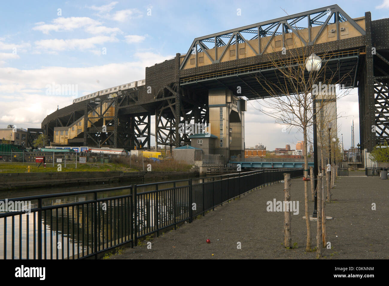 Brooklyn, New York: The New York City Subway erreicht ihren höchsten Punkt bei Smith und Ninth Street wo es den Gowanuskanal kreuzt Stockfoto