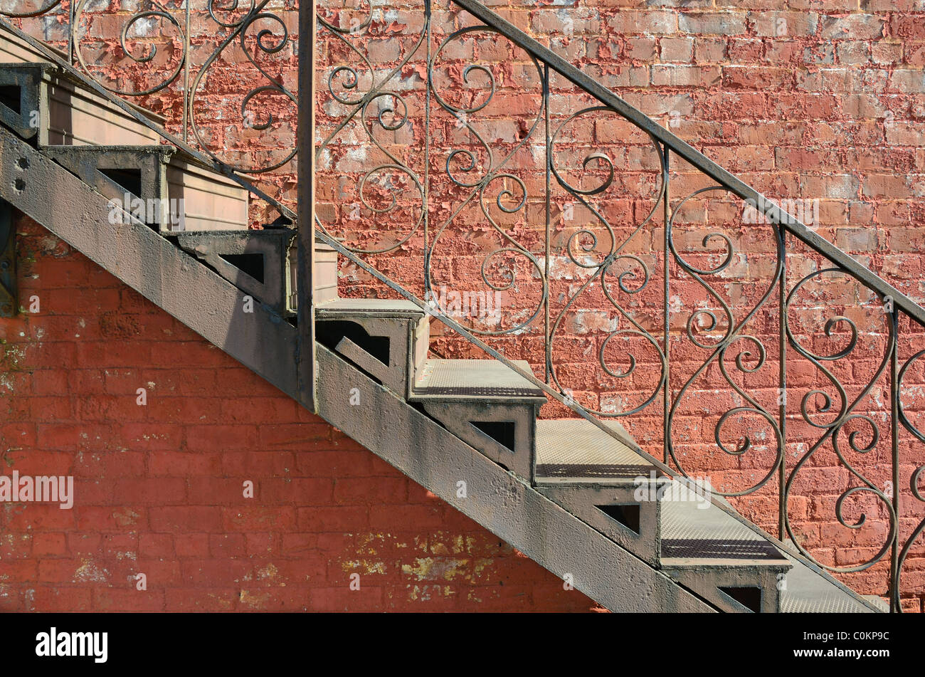 Abstrakte Ansicht der Treppe gegen eine äußere Mauer. Stockfoto