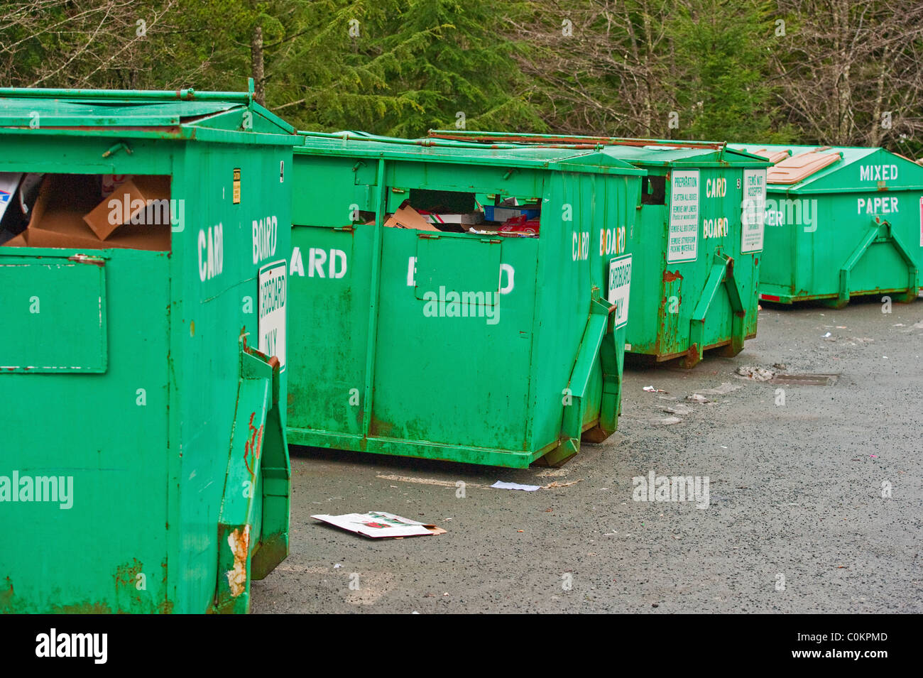 Sitka Community Schools, "Re-cycle Sitka" Sammelstelle in Sitka, Alaska.  Papier und Pappe an Bord Sammelbehälter. Stockfoto