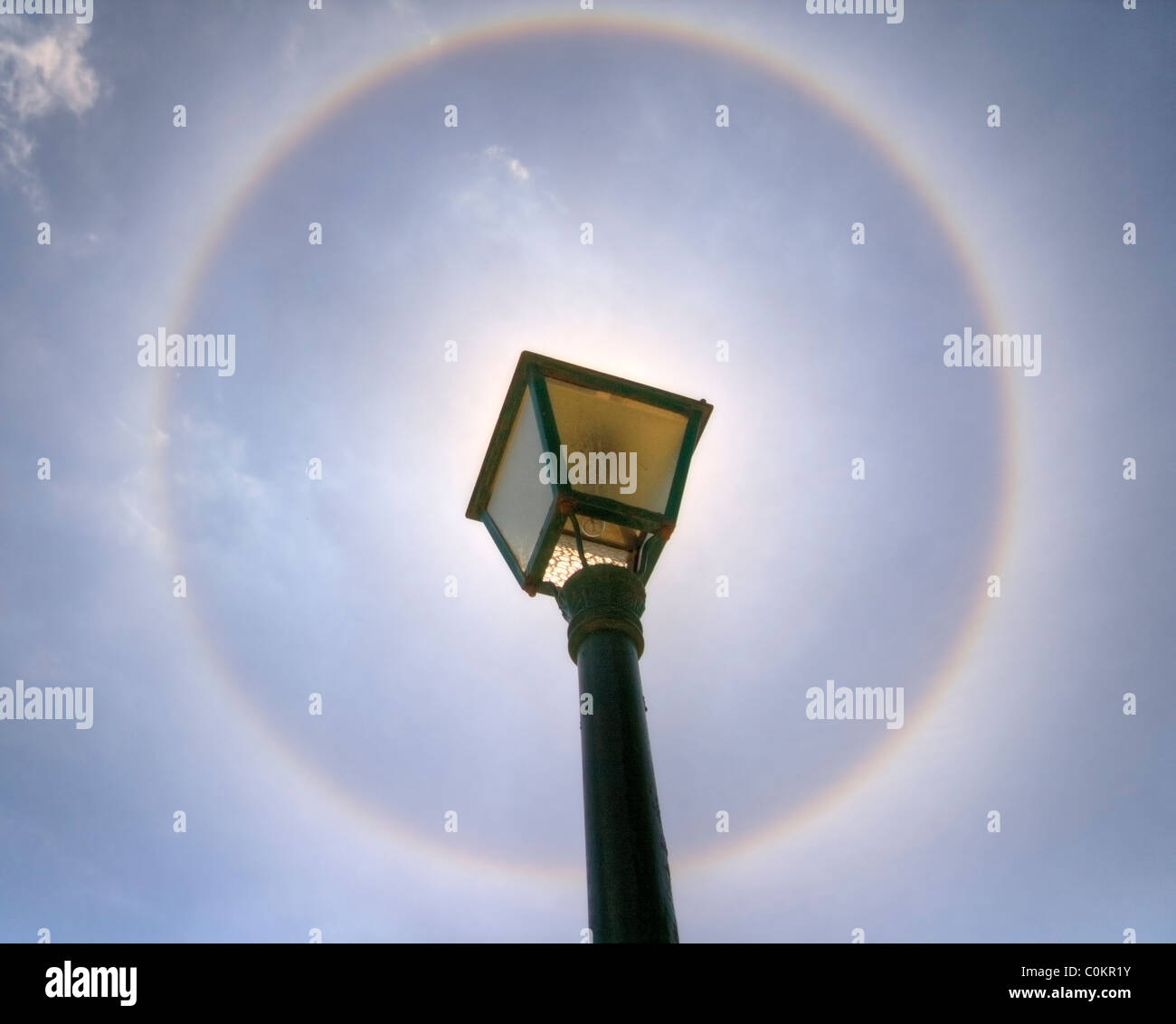Ein solar Halo mit der Sonne versteckt durch einen Laternenpfahl Stockfoto