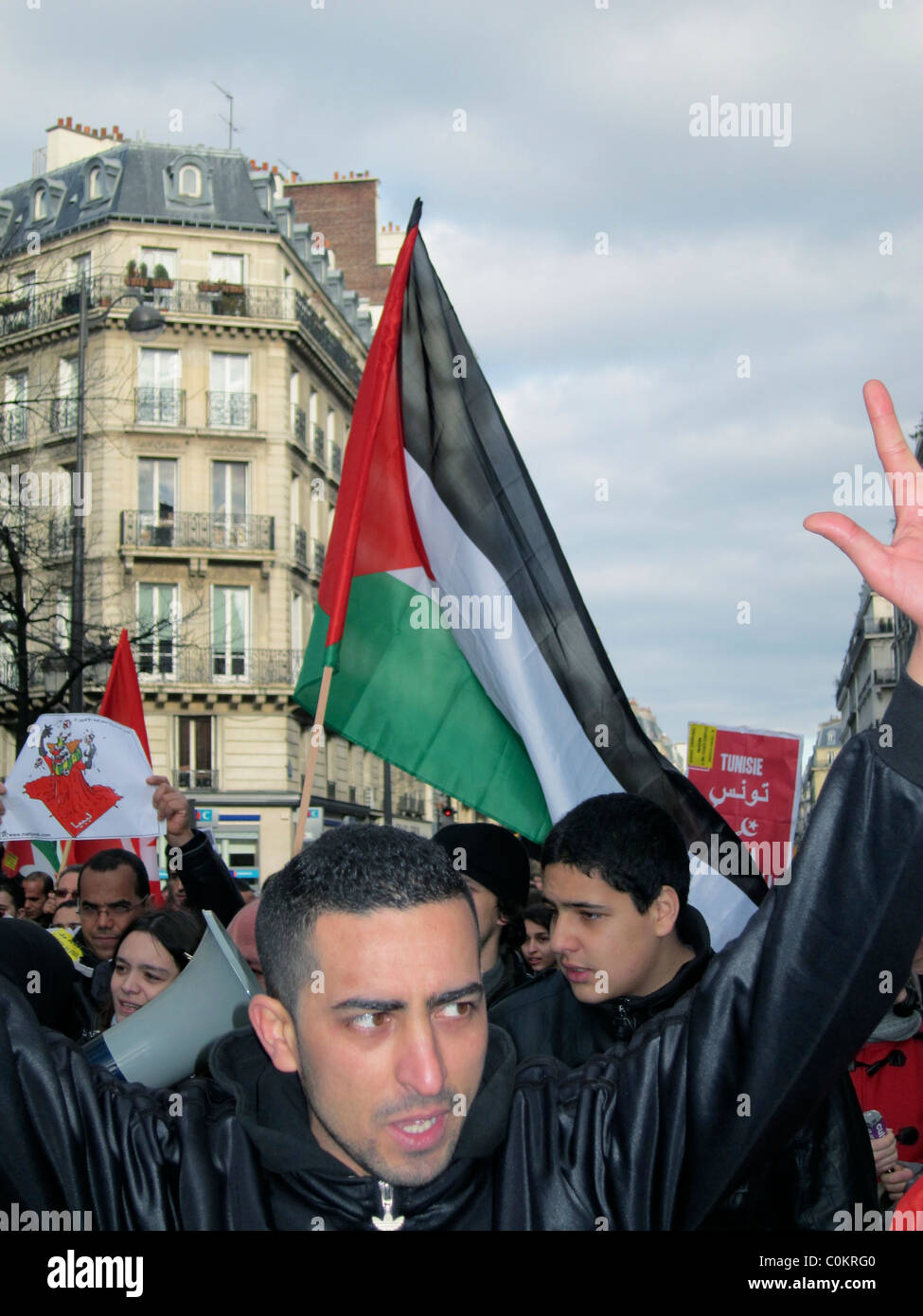 Paris, Frankreich, Crowd Pople Marching Street, öffentliche Demonstration, zur Unterstützung der libyschen Revolution, Mann mit Palästina-Flagge, Protestbewegung des Arabischen Frühlings, 2011 Stockfoto