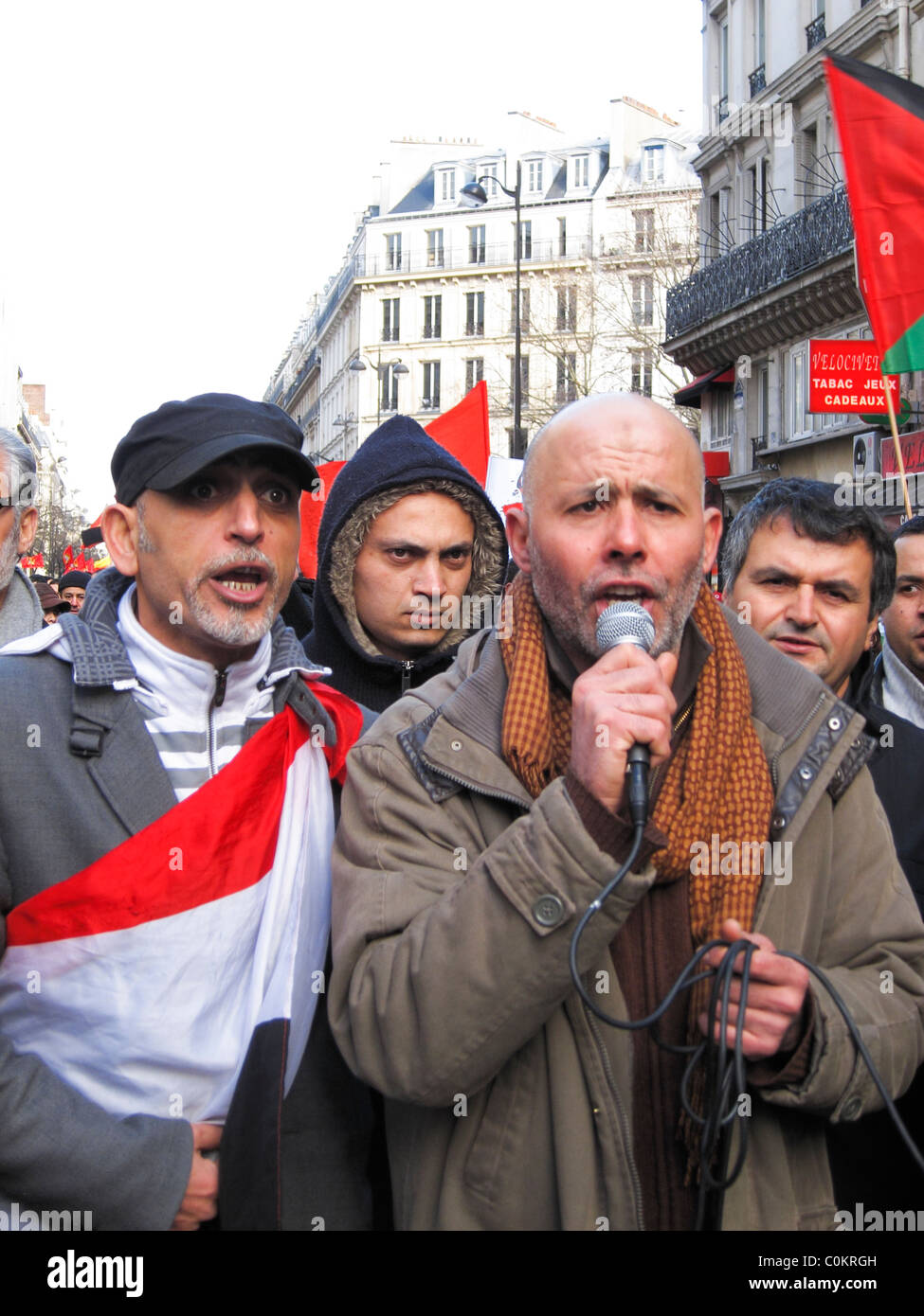 Demonstration in Paris, Frankreich, Libyen, zur Unterstützung der libyschen Revolution 'Proteste im Arabischen Frühling', Mann spricht im Mikrofon auf der Straße, 2011 Stockfoto