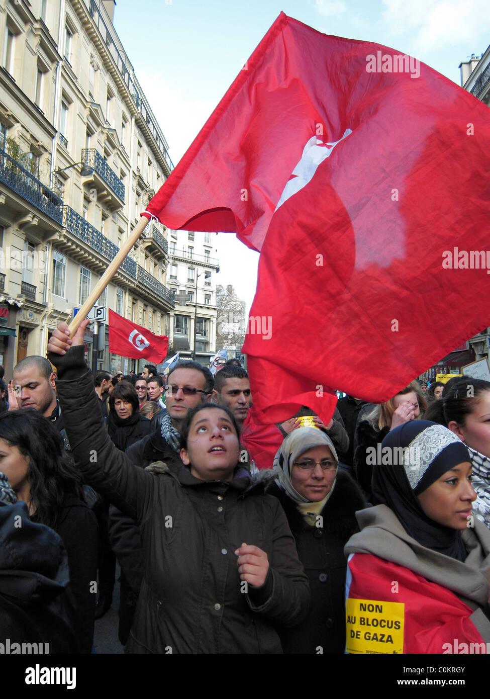 Paris, Frankreich, Libyen-Demonstration, zur Unterstützung der libyschen Revolution, des Arabischen Frühlings, verschleierte Frauen marschieren gegen Kopftücher Stockfoto