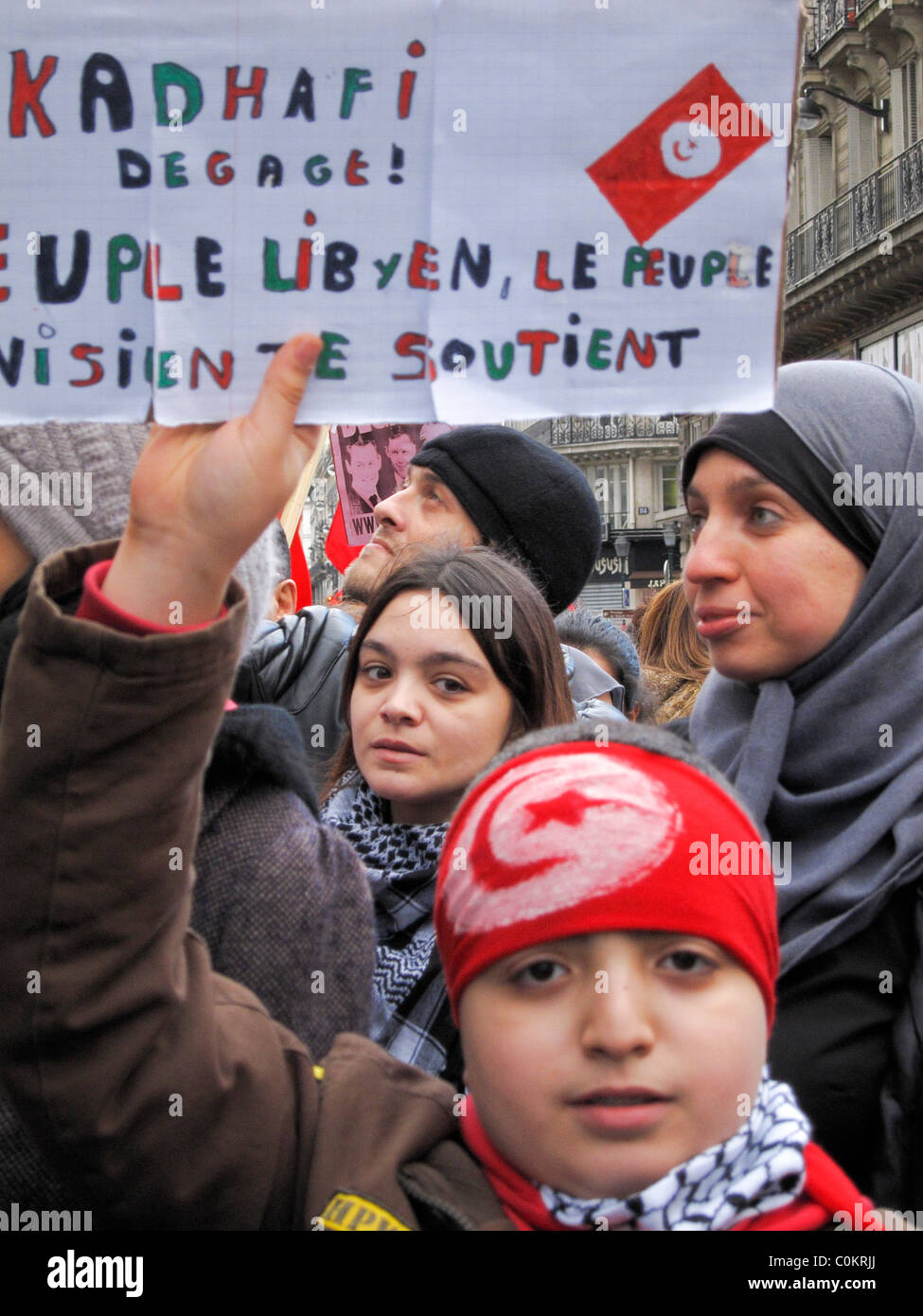 Paris, Frankreich, muslimische Demonstration, zur Unterstützung der libyschen Revolution, Proteste des arabischen Frühlings, junger Junge in der Menge mit Protestzeichen auf der Straße, Protest der Familie von Migranten, Protest junger Menschen, arabischer Frühling, Politik, Frauen, die marschieren, junge Frau in einer Menge Stockfoto