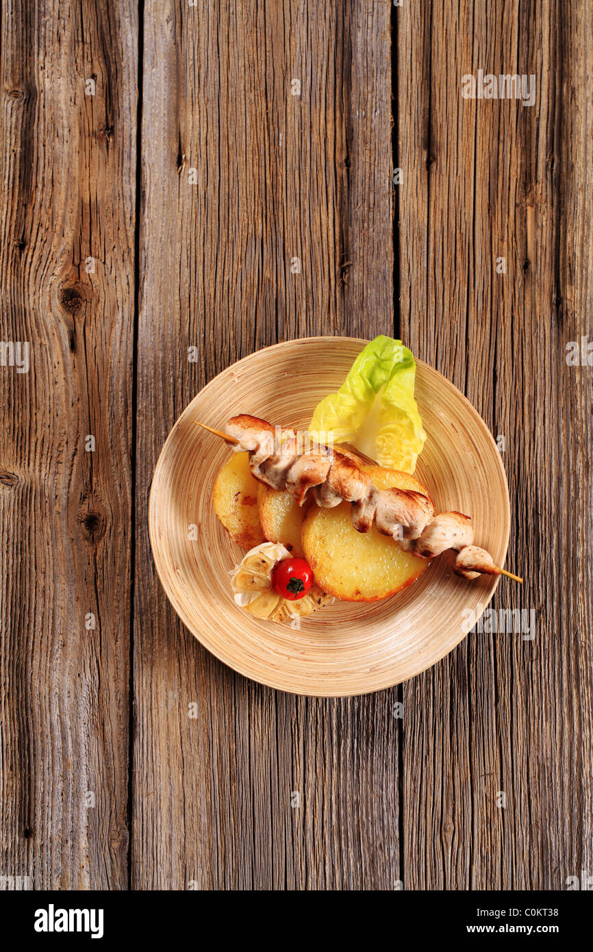 Chicken Kebab und gebratenen Kartoffelscheiben Stockfoto