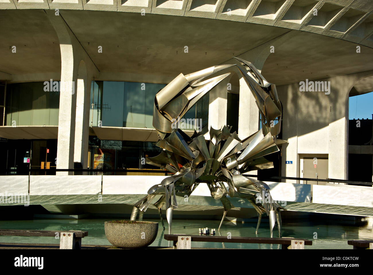 George Norris Edelstahl Krabbe Skulptur im Pool vor Vancouver HR McMillan Planetarium Stockfoto