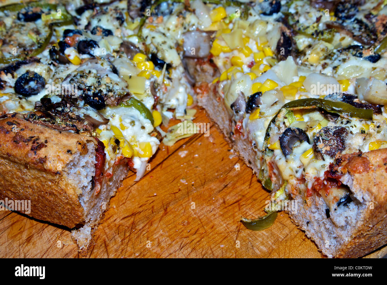 hausgemachte tiefen Teller dicke Kruste gebacken vegetarische Pizza auf Holzbrett Stockfoto