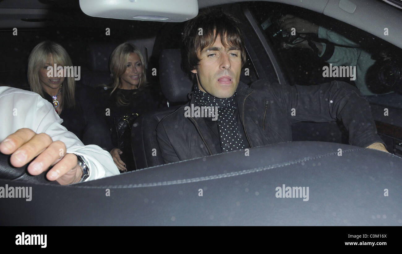 Liam Gallagher Indie-Band Oasis und Frau Nicole Appleton Scotts Seafood Restaurant London, England - 21.08.08 verlassen wird Stockfoto