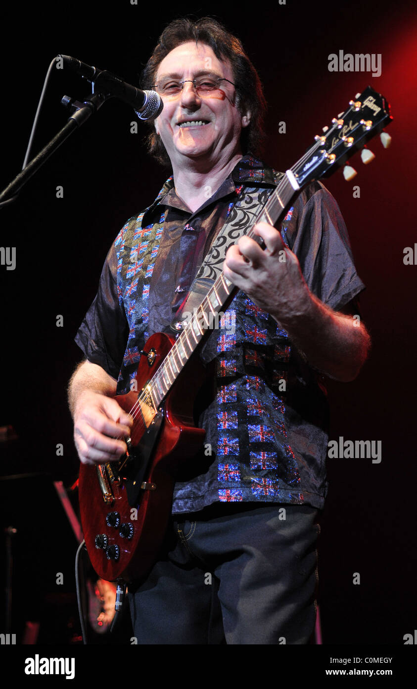 Denny Laine von 40 Jahren vor heute performing The Beatles "Sgt. Peppers Lonely Hearts Club Band" live auf die Seminole Hard Stockfoto