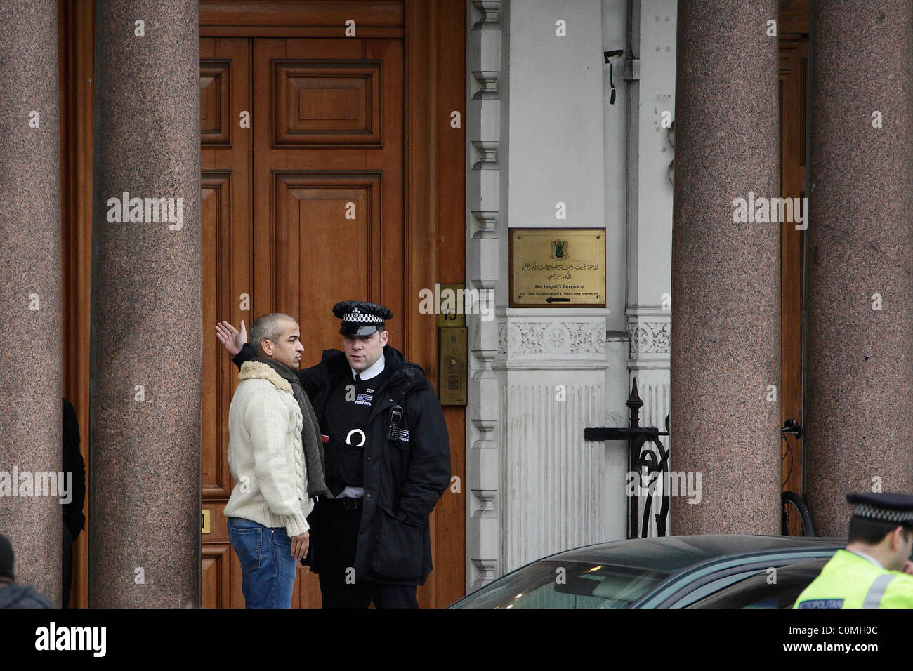 Demonstrant argumentiert mit Polizeibeamten bei der libyschen Botschaft in London Stockfoto