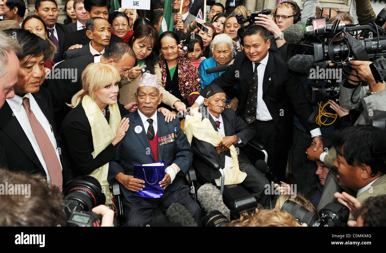 Joanna Lumley im Bild mit dem Mann, der ihre Väter das Leben gerettet