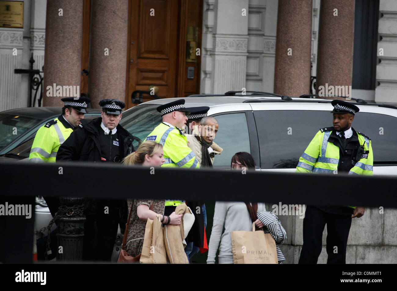 Die Polizei verhaftet einen Mann vor der libyschen Botschaft in London Stockfoto