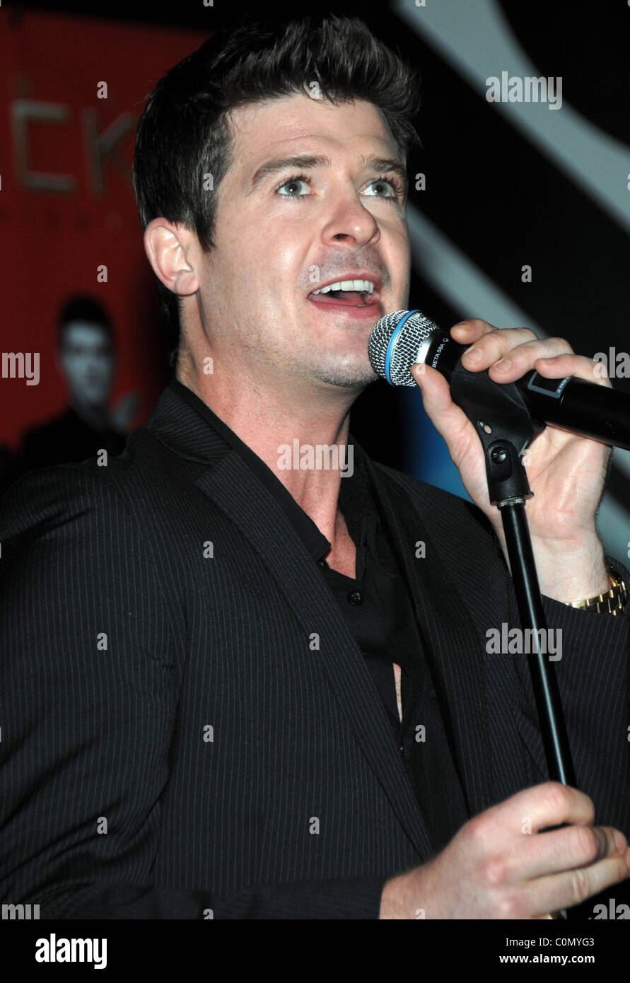 Robin Thicke erklingt in der Times Square Virgin Megastrore Prormoting