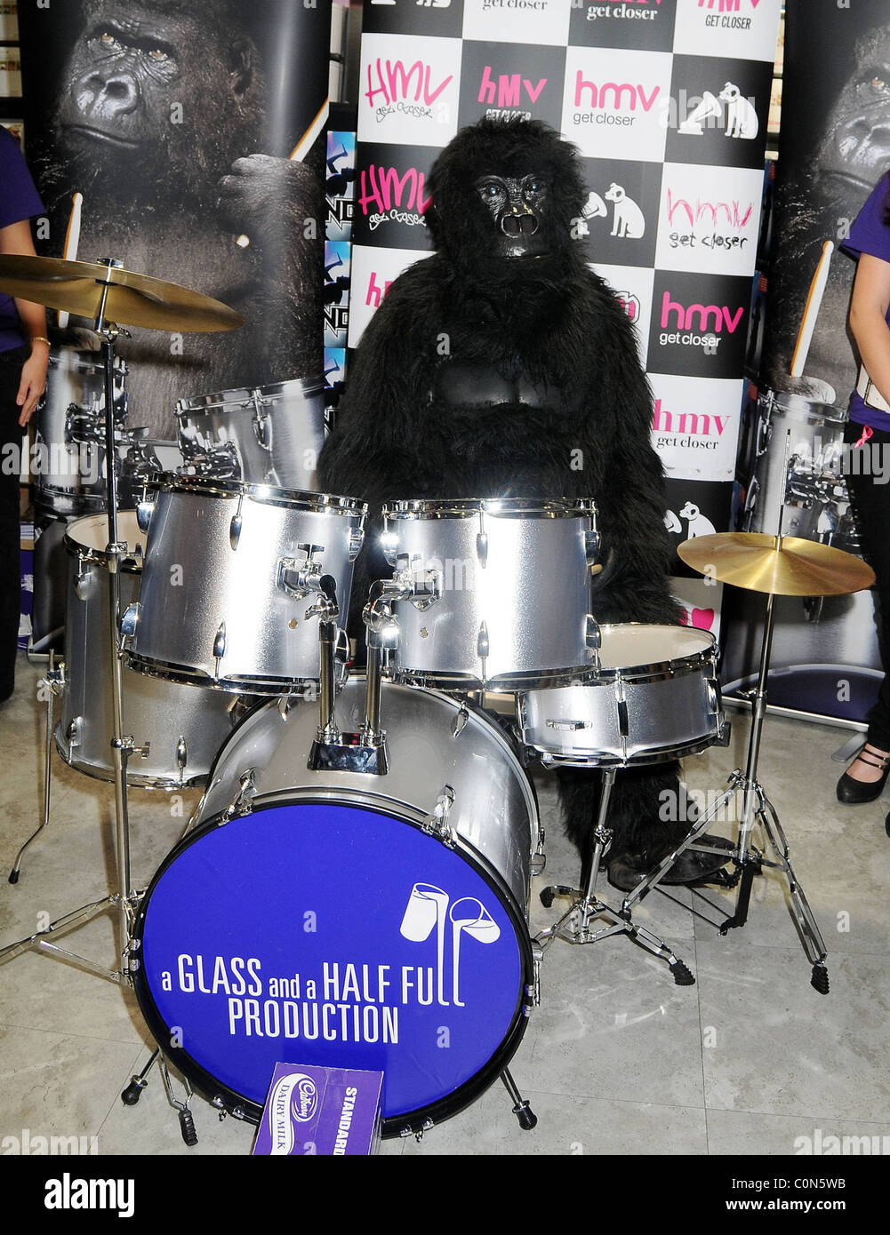 Cadbury Drumming Gorilla aus der Cadbury TV-Werbespot mit dem Bonnie  Tyler-Song "Total Eclipse of the Heart" Dublin Stockfotografie - Alamy
