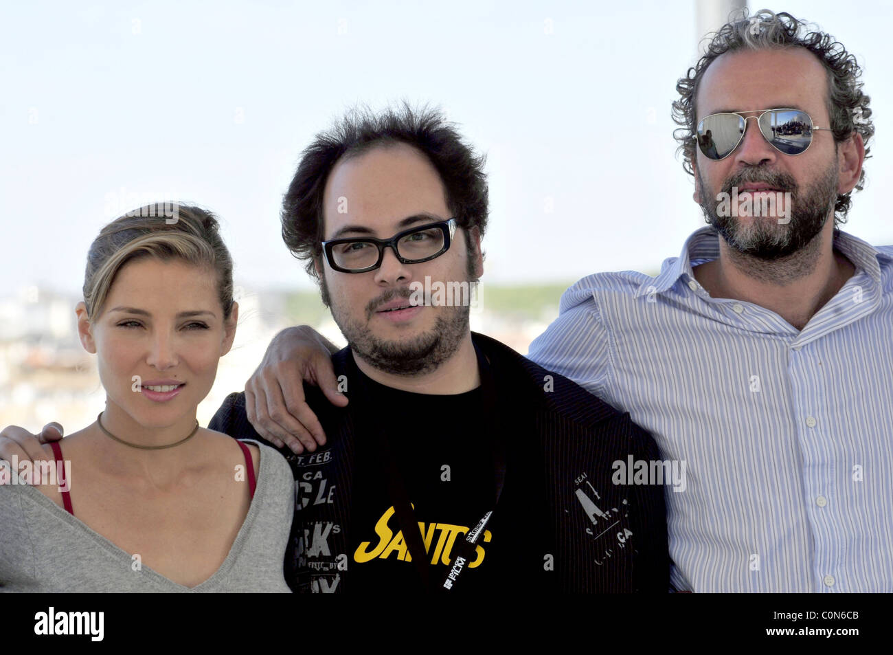 Santos Direktor Nicoles Lopez mit Darstellern, die Elsa Pataky und Guillermo Toledo während ein Pressefoto am Tag 3 rufen der Stockfoto