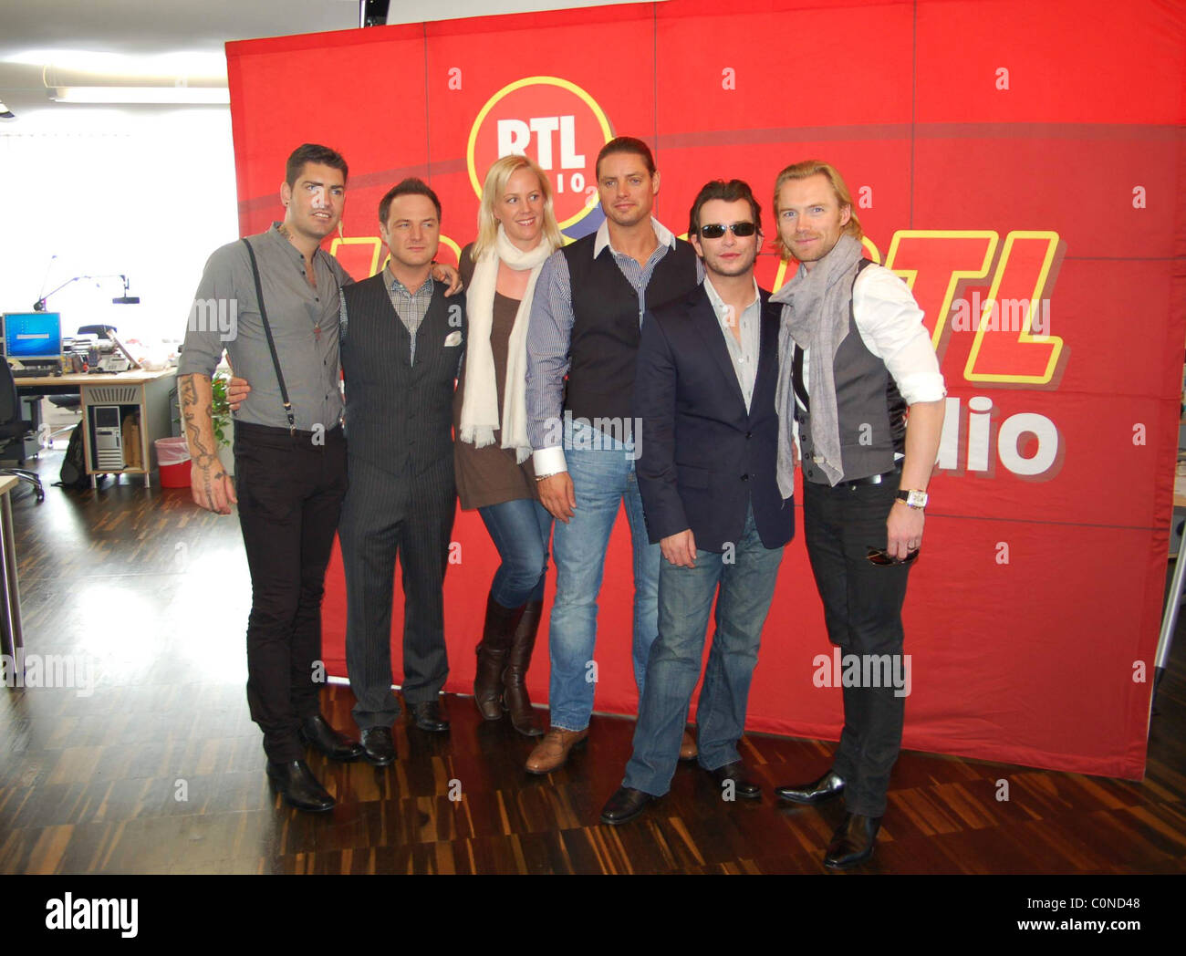 Shane Lynch, Mikey Graham, Juliane Rasche, Keith Duffy, Stephen Gately und Ronan Keating besuchen 104.6 RTL Radio-Station in Stockfoto