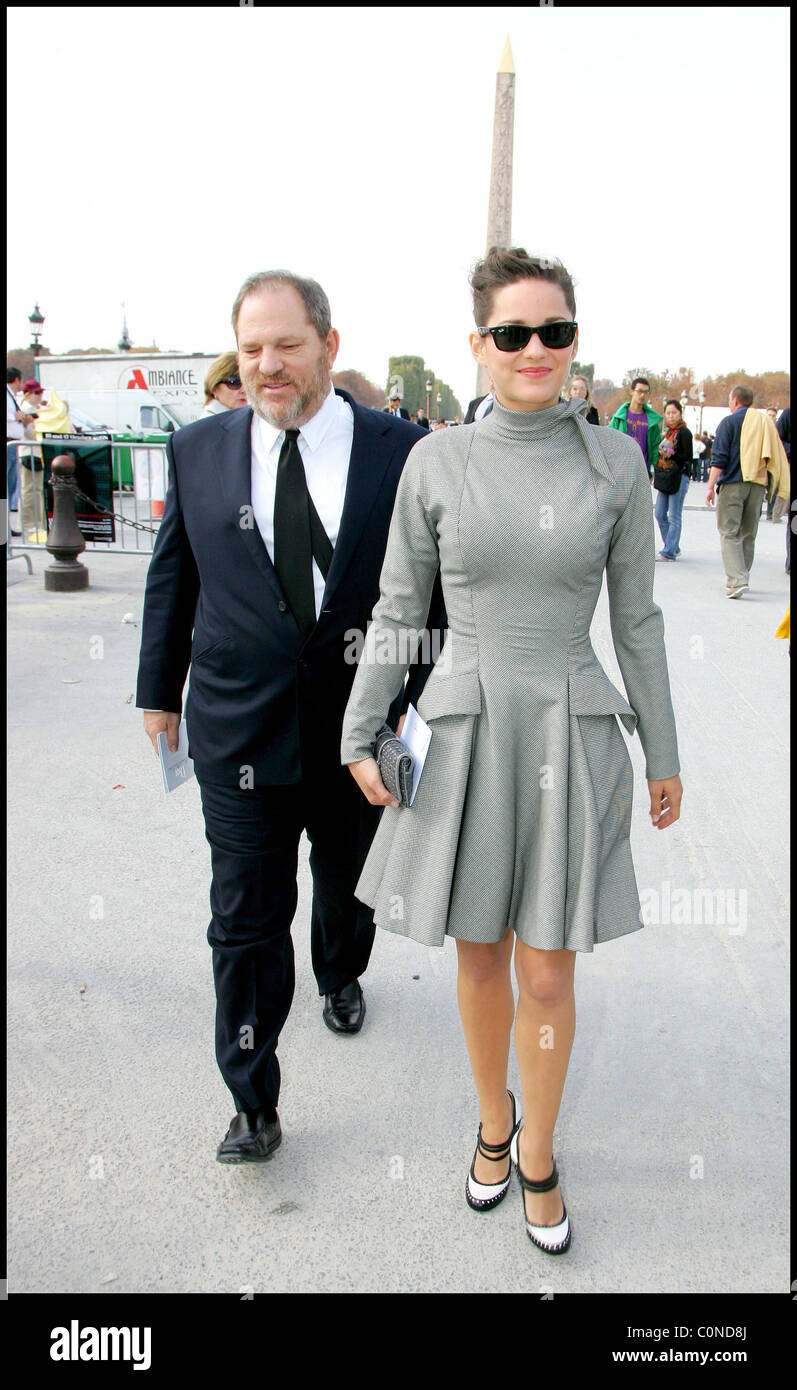 Marion Cotillard und Harvey Weinstein kommt bei der Christian Dior Paris Fashion Week Fruhjahr Sommer 2008 Pret show Stockfotografie Alamy