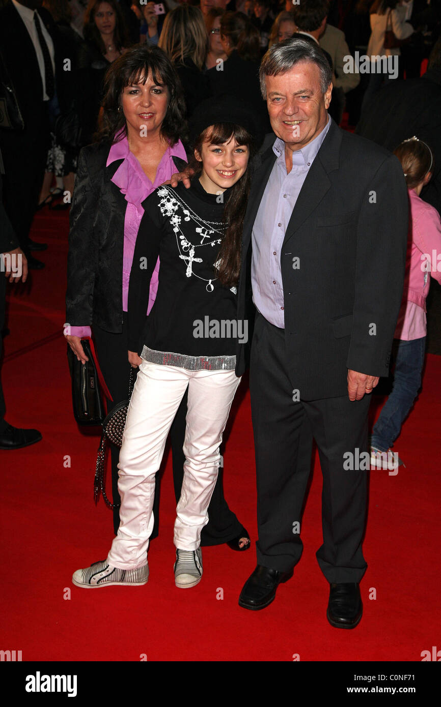 Tony Blackburn mit seiner Frau und seiner Tochter Premiere von High School Musical 3 Senior Year statt im Reich Kino London, England- Stockfoto