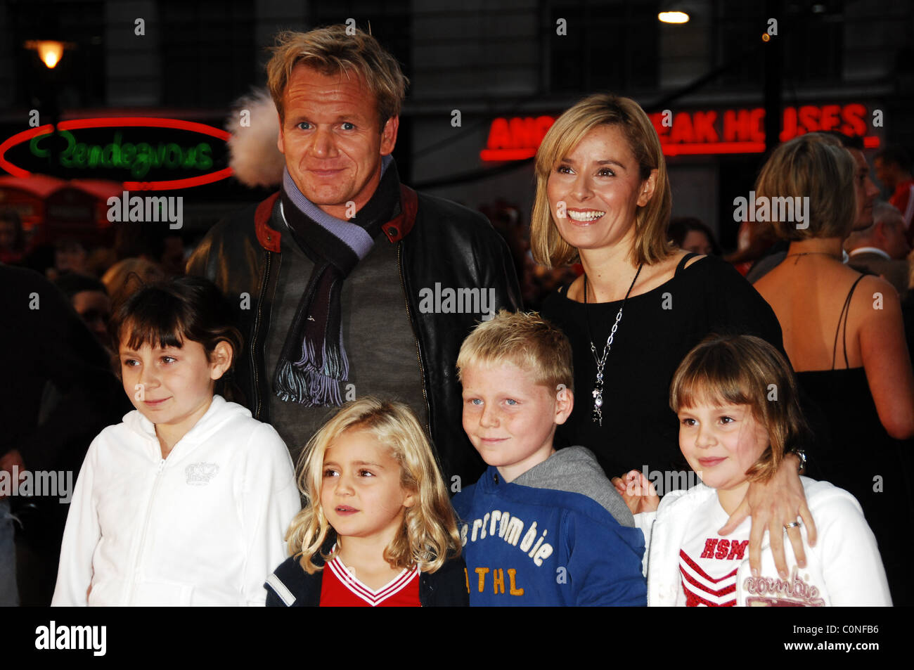 Gordon Ramsay Tana Ramsay Und Ihre Kinder Die Uk Premiere Von High School Musical 3 Im Empire Leicester Square Statt Stockfotografie Alamy